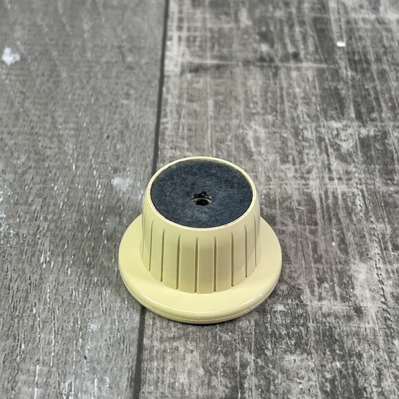 Singer Touch & Sew Sewing Machine 775 Replacement Thread Cap - Picture 1 of 3